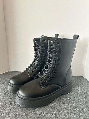 Wild Diva Black Chunky Platform Combat Boots - Women’s 7.5 - NWOB - NEW
